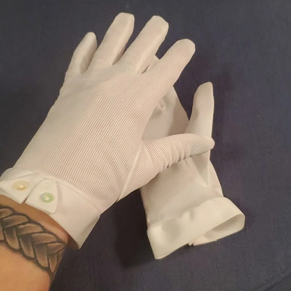 Vintage white gloves with button flip‎